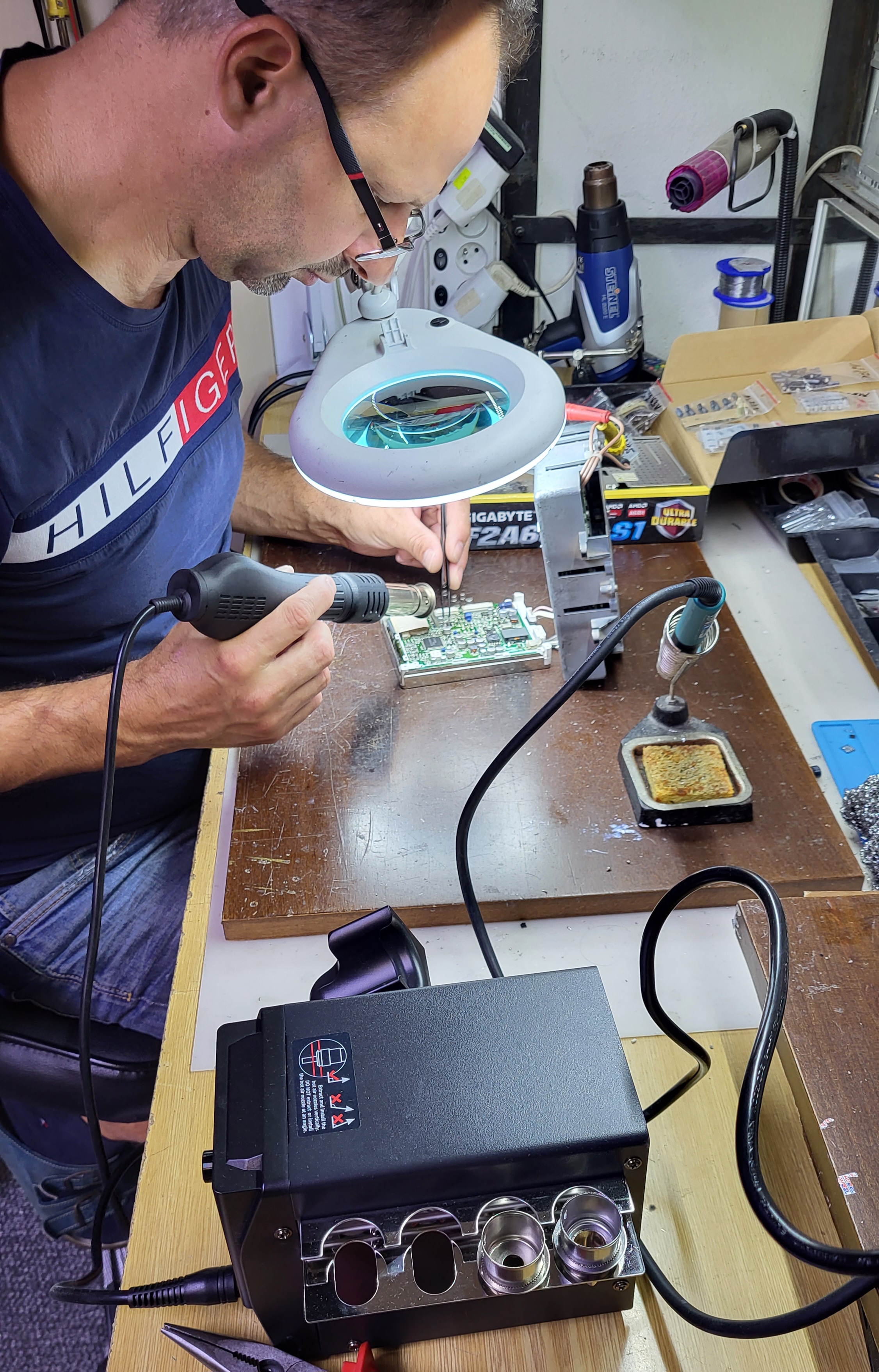 Servisný pracovný stôl – TV opravy Košice